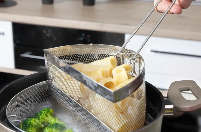 Cestelli per la pasta nella pentola sul fornello
