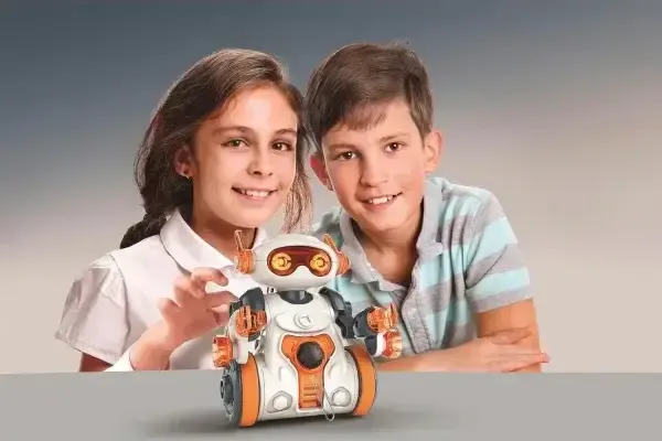 Bambini con il robot di Scienza e Gioco