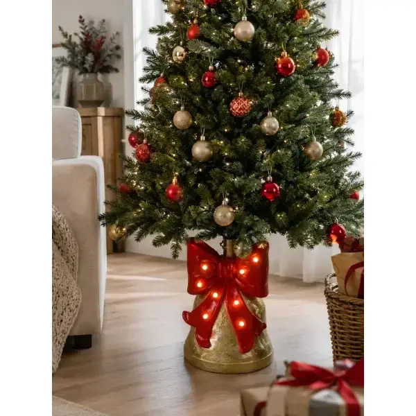 Albero di Natale decorato in un soggiorno