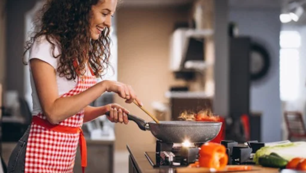Attrezzi da cucina: i 9 strumenti indispensabili per cucinare come uno chef