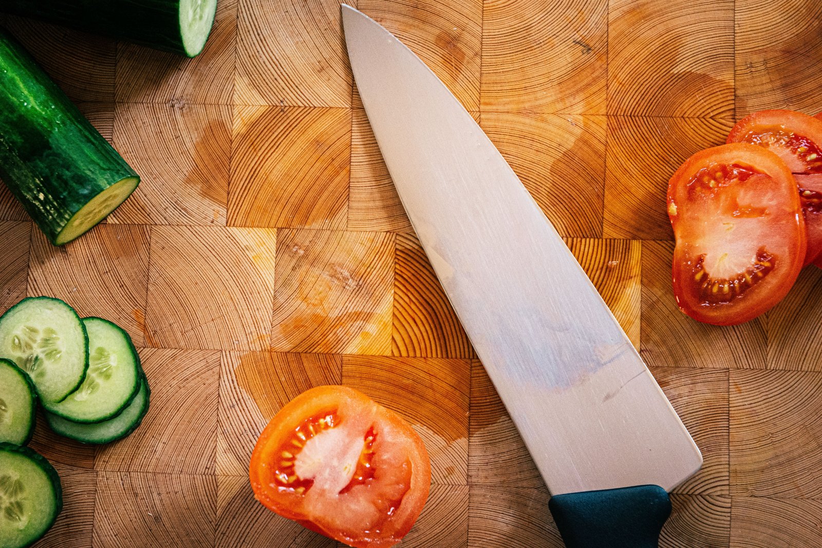 Coltelli da cucina e da tavola: la guida per scegliere lama e marchio giusti